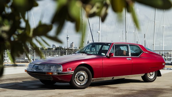 Всичко обаче внезапно приключва през 1974, когато американската пътна администрация NHTSA въвежда нова строга регулация - този път за броните. Французите са получили уверения, че за техния вече въведен на щатския пазар модел ще се допусне изключение - но не става така. SM не може да покрие новата регулация заради окачването си с променлива височина. Така последните 134 бройки, доставени в Америка, изведнъж се оказват незаконни и се налага да се откарат в Япония и да се продадат там. 
