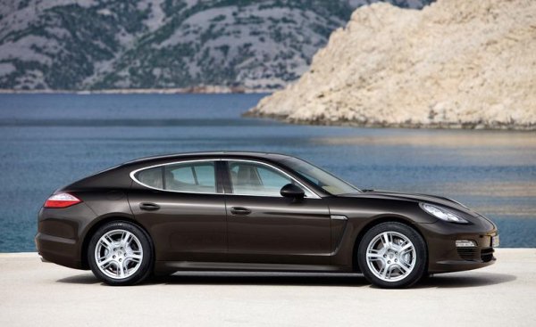 Porsche Panamera - Най-добрите 10 за 2011 година, според Car and Driver (цена над $80.000)