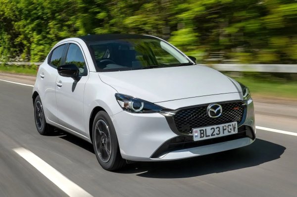 Много лесен за разбиране автомобил и това е подпомогнато от лесния за използване интериор и удобната позиция за шофиране. Mazda 2 има добър диапазон на регулиране на седалката на водача и волана с възможност за регулиране на височината като стандарт (така че дори високи шофьори могат да намерят удобна позиция).

Информационно-развлекателната система също е много лесна за използване. 8,0-инчовият сензорен екран реагира добре, а шофьорът разполага и с въртящ се контролер между предните седалки. Това го прави много по-малко разсейващо за използване по време на шофиране, отколкото системите само със сензорен екран.
