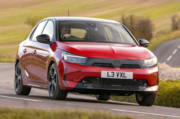 За много хора Corsa е идеалната първата кола, защото има широка гама от двигатели и оборудване, както и голям багажник. Най-добрият вариант е 1,2-литров бензинов двигател с 99 к.с. Същият се поставя и на Peugeot 208, като осигурява ускорение от 0 до 100 км:ч за 9,9 секунди.

Версията GS е добър вариант, като разполага със 17-цолови алуминиеви джанти, климатроник, електрически регулируеми и отопляеми огледала, по-спортен стил и спортни седалки.
