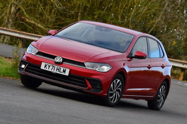 Германският хечбек също е една от първите опции пред начинаещите шофьори, тъй като предлага изтънченост на достъпна цена. Polo има интелигентен интериор, което го прави практичен и удобен за шофиране. Версия с 1,0-литров мотор с 95 к.с. е напълно приемлиев вариант, тъй като благодарение на турбокомпресорът предлага достатъчно тяга на ниски обороти.

Polo е малко по-скъп от своите братя и сестри Seat Ibiza и Skoda Fabia, но идва с дълъг списък от оборудване. То може да включва климатик, автоматични чистачки на предното стъкло, електрически сгъваеми огледала на вратите и 8,0-инчов сензорен екран за информационно-развлекателна система.
