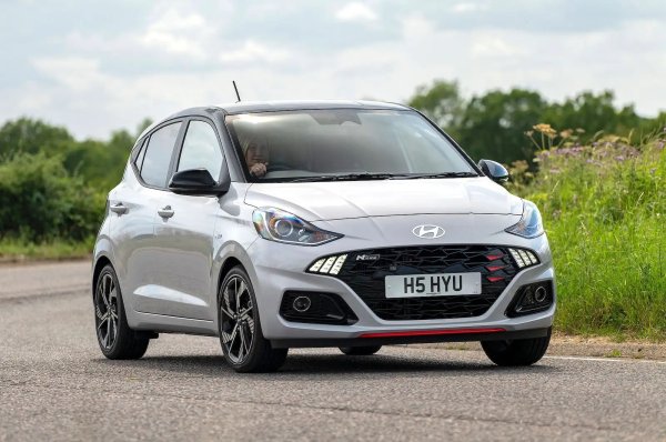 Въпреки че е много малък, Hyundai i10 е практичен автомобил. Има достатъчно място на задните седалки за двама възрастни, за да се настанят удобно (особено тези с по-висок ръст, благодарение на квадратната си форма). Освен това отпред има много място и възможност за регулиране на седалката, така че шофьорът да се чувства удобно.

Въпрески че не е толкова евтин, колкото Sandero, корейският модел идва с 8,0-инчов сензорен екран за информационно-развлекателна система (с Bluetooth) и Apple CarPlay и Android Auto като част от стандартното оборудване.
