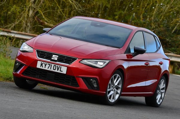 За тези, които  искат първата им да бъде е забавна за шофиране, но евтина за притежание, Seat Ibiza е отличен вариант. Нейното кормилното управление е добре претеглено и прецизно, а окачването изглажда добре несъвършенствата.  Двигател с обем 1,0 литър и 95 к.с. върши чудесна работа и предлага нисък разход на гориво.

По отношение на нивата на оборудване, SE е най-подходящо за млад шофьор. То има гъвкаво окачване в сравнение с твърдите настройка в топ-версията FR, която е и по-скъпа.
