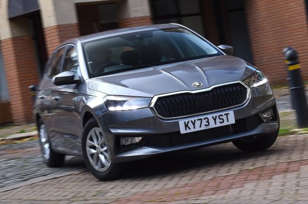 Това е една от най-добрите малки коли за тези, които ще превозват пътници. Fabia има изненадващо много място на задните седалки, като трима възрастни ще седят по-удобно, отколкото в Renault Clio. Багажникът също е един от най-големите сред всички малки автомобили.

Началното ниво на оборудване SE Comfort е напълно достатъчно, въпреки че отстъпва на някои конкуренти, но все пак предлага лети джанти, LED фарове и климатик като стандарт.
