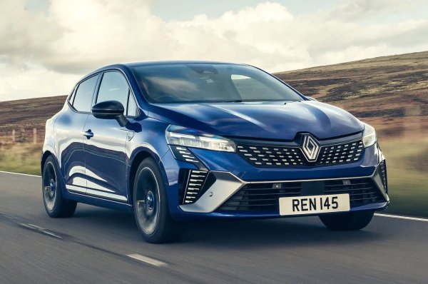 Това е универсален автомобил, като големият списък от възможности го прави страхотен автомобил за нови шофьори. С 90 к.с. и време за ускорение до 100 км/ч за 12,3 секунди, базовият 1,0-литров бензинов двигател осигурява прилична производителност, а сравнително ниската му мощност го поставя в група с ниска застраховка. 

Още в ниво на оборудване Techno малкото Clio  идва с луксозни функции като безжична подложка за зареждане на телефон, автоматични LED фарове, предни и задни сензори за паркиране и камера за обратно виждане.

Дългият списък от стандартно оборудване за безопасност на Clio включва автоматично аварийно спиране (AEB), разпознаване на пътни знаци и асистент за поддържане на лентата.