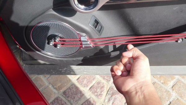 Звучи като сигурен начин да си отрежете пръстите. Но всъщност китайската BYD използва доста по-дебели и напълно безопасни "струни" като заместител на вътрешните ръкохватки в Atto 3. Свързани с говорителя на вратата, те наистина напомняха на китара, и всяка свиреше различна нота. Приятно за окото и хитроумно, но доста неудобно решение. 
