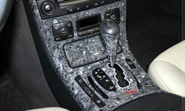 Все повече производители в наши дни прибягват към въглероден композит за таблото, за да понижат теглото и да създадат спортна атмосфера. В началото на века обаче Mercedes реши да предложи за таблото на своя CL материал, използван по-често за... надгробни камъни. Трябва да признаем, че в някои варианти гранитното табло изглеждаше доста добре. А и не тежеше чак толкова, защото германците използваха много тънък, полиран слой. 
