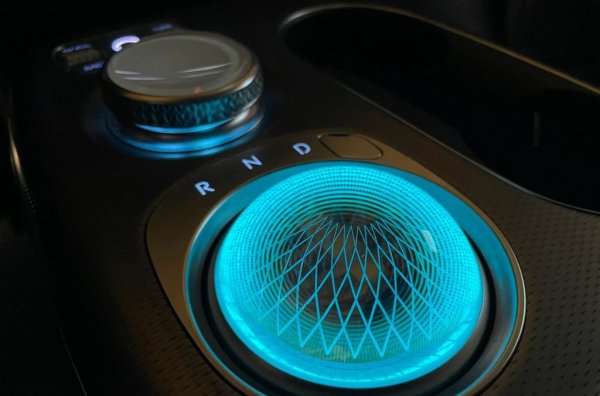 Не служи, за да гледате в бъдещето, а всъщност замества стандартния превключвател на предавките в Genesis GV60. Доста ефектно на вид - но идеята на един скоростен лост не е да привлича погледа ви, нали така?
