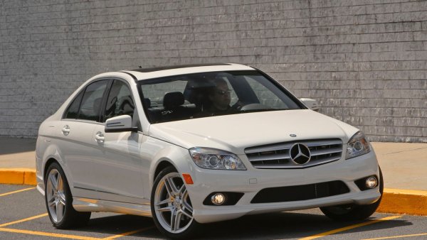 Eто го и най-продавания премиум автомобил в България през 2022 - доколкото думата премиум може да се използва за коли със средна възраст 17 години. Средно на месец у нас се регистрират около 480 бройки от C-Class - по-малко, отколкото през миналата година, но повече в сравнение с 2020. Почти две трети от "новия внос" на C-класата се пада на разновидностите на дизеловия C 220 (общо 2017 бройки).
