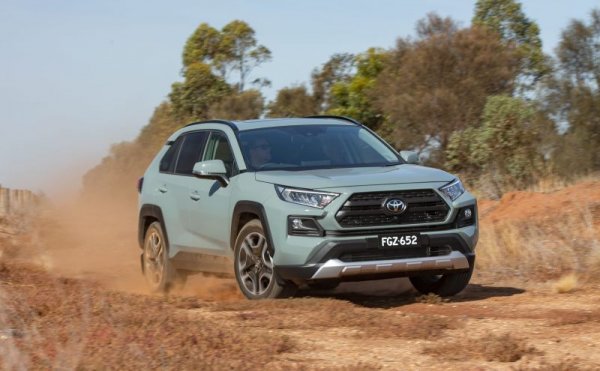 Eстонският пазар е доста пъстър заради сравнително малките обеми, при които всяка корпоративна сделка преобръща класирането. Първото място е за RAV4 с 322 продажби, пред Skoda Octavia с 308 (но с 68% ръст на годишна база). По-нататък следват Citroen Berlingo, Toyota Corolla, Kia Ceed и Skoda Kodiaq. 
