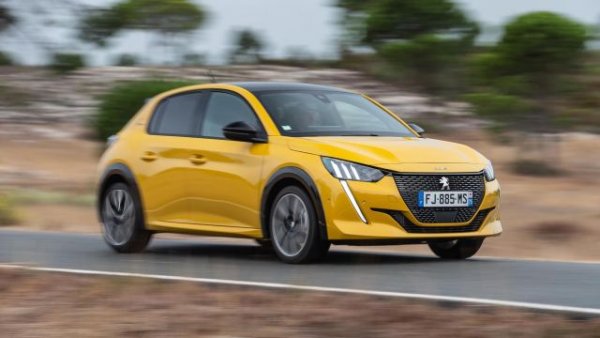 Въпреки малките си размери Люксембург е сериозен пазар - първо, защото е най-платежоспособният, и второ, защото има най-високото съотношение автомобили на глава от населението в ЕС. Традиционно тук водят модели на премиум марките, но през 2021 Peugeot 208 успява да измъкне първото място с безпрецедентния ръст от 134% на годишна база (общо 187 продажби). Зад него остават А-класата на Mercedes, VW T-Roc, Peugeot 2008 (с 454% ръст!), Opel Corsa и VW Polo. В дъното на челната десетка се смъкват BMW Серия 1 и X3.
