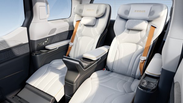 Сред най-любопитните е Zeekr 009. Този луксозен миниван с над 800 км пробег с едно зареждане идва от марка, която е собственост на гиганта Geely и много близък технологичен роднина на електрическите модели на Volvo. 009 може да превозва седмина в добър комфорт, шестима в още по-добър или само четирима, но тогава задните места са достойни за главни изпълнителни директори. 
