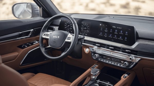 В Америка можете да вземете тази 5-метрова, седемместна кола срещу 36,390 долара, което е под 32,000 евро - цената за скромно оборудван Sportage в България. Американският двигател също няма нищо общо с тези на тукашното Sorento - той е 3.8-литров V6.