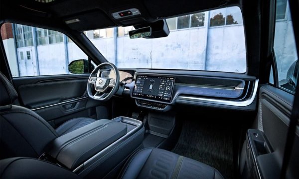 Със стандартната батерия пробегът е около 480 километра, а срещу 10,000 долара доплащане можете да вземете по-голямата батерия, даваща 640 км пробег. Колкото до проходимостта, достатъчно е да кажем, че Rivian направи за смях доста офроуд знаменитости в нашумялото състезание Moab Trails. 

