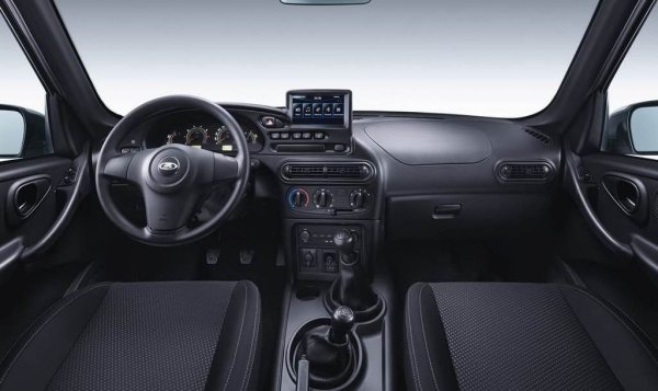 Второ, простотата на устройството й прави ремонтите лесни и евтини. И трето, но не по важност, цената си остава съвсем достъпна. В Русия класическата Niva Legend в момента започва от 709,000 рубли - под 7,600 евро. По-модерната Niva Travel започва от 934,000 рубли. 
