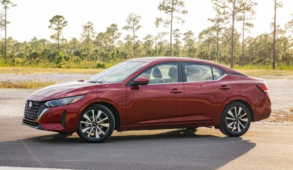 Sentra е четириврат седан с дължина малко над 4.60 метра, който предлага на американските и азиатските си купувачи доста простор и приличен комфорт срещу относително малко пари. В САЩ в момента стартовото ниво струва еквивалента на 38,000 лева с двулитров бензинов мотор и 149 конски сили мощност. 
