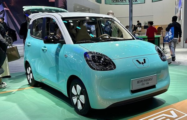 Миналата година най-популярното китайско микроавтомобилче получи второ поколение. То си остава електрическо, разбира се, с мощност между 20 и 40 конски сили в различните версии, и със стартова цена от 4350 eвро за версията с две врати и към 6,000 евро за версията с четири. 

