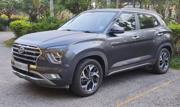 В Европа, ако искате нормален корейски кросоувър, ще ви предложат Hyundai Kona или Kia Niro. На много други пазари по света обаче алтернативите се казват Hyundai Creta и Kia Seltos - сходни като размери субкомпактни SUV, с достатъчно удобства, но с по-простичко задвижване. И, естествено, далеч по-привлекателна цена. 
