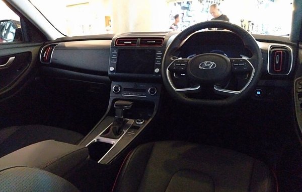 Актуалната Creta, която вече наближава края на моделния си живот, в момента се продава в Индия за еквивалента на 17,500 евро. В България това е цената на дребосъка i10 с еднолитров мотор, 63 коня и средно ниво на оборудване. Индийската Creta e с 66 см по-дълга, и с 1.5-литров двигател. И предлага отопление на седалките, подгряване на волана, климатик и круиз контрол. 
