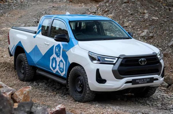 Японският производител оборудва пикапа с водородна задвижваща система от Mirai: десет работещи прототипа бяха сглобени и изпратени за тестване в Европа. Първите водородни пикапи бяха направени миналата есен. Очакваният пробег е приблизително 600 километра. 
