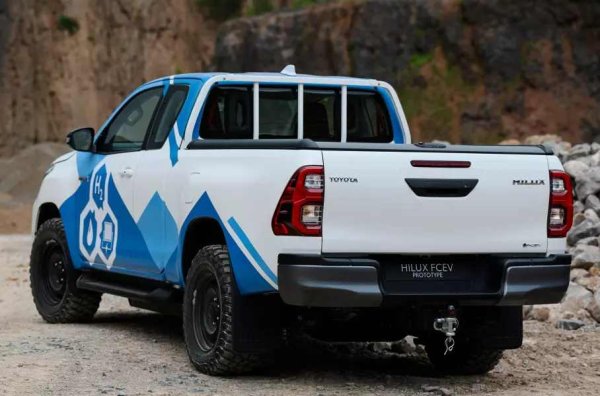 Тестовите образци бяха оборудвани с три бутилки, побиращи до 7,8 килограма водород. На задната ос е разположен електрически двигател с мощност 182 конски сили. Горивните клетки от следващо поколение ще бъдат налични за серийните модели през 2026 или 2027 година.
