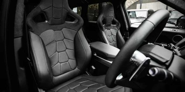 Интериорът на Range Rover също е изцяло преработен, като включва поръчкови седалки с перфорирана кожа и допълнителна кожена тапицерия в целия салон и по приборното табло. При пускането на пазара през 2017 г. версията Kahn SVR струва с 37 000 долара повече от стандартния SVR, но според мнозина само седалките оправдават тази разлика.

