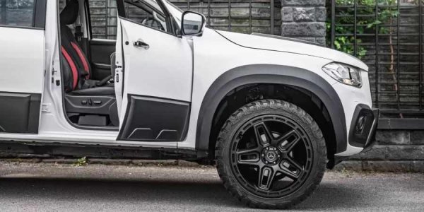 Както подобава на Kahn, интериорът е щедро облицован с кожа. Компанията твърди, че това е едно от най-добрите X-Class на пазара, защото неговата ексклузивност би трябвало да гарантира добро запазване на стойността.
