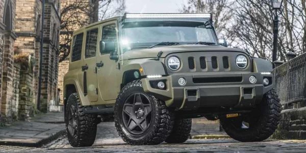 Версията Black Hawk е една от най-впечатляващите в гамата. Тя опростява линиите на каросерията и придава на автомобила усещане за военен стил, като същевременно запазва луксозния интериор.

Масивните гуми и мигащите лед светлини са по същество ненужни тук, тъй като е малко вероятно този Wrangler някога да се използва извън пътя. Но целта му е различна: да изглежда впечатляващо по градските улици, а Black Hawk се справя блестящо с това.
