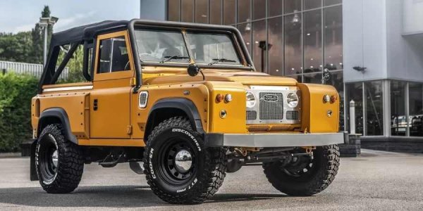 Въпреки че не бихте го разпознали отвън, този Defender е един от последните, слезли от поточната линия през 2015 г., когато производството на класическата каросерия е преустановено. Kahn напълно преработва автомобила, отдавайки почит на оригиналния Land Rover Series II, като заменя почти всички панели на каросерията.
