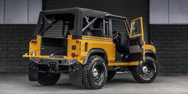 С клетката за безопасност и гумите Cooper STT, този Flying Huntsman II е перфектно подготвен за офроуд шофиране, ако собственикът му реши да се впусне в такова начинание. Включен е и мек покрив, който позволява да се наслаждавате на слънчеви дни, които са известна рядкост във Великобритания.
