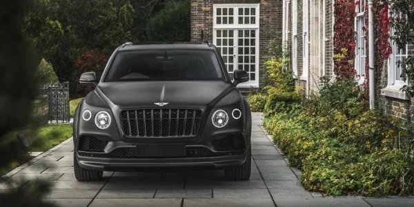 Когато Bentley за първи път представя Bentayga, много пуристи са възмутени. Но след като виждат колата на живо, всички, освен най-консервативните, се примиряват. Bentayga се оказва толкова изискан и луксозен, колкото всеки друг Bentley, макар Kahn да решава, че това не е достатъчно.
