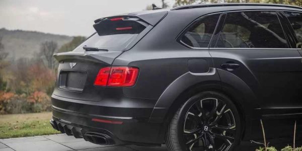 Пакетът Level 3 добавя по-широк бодикит, създаващ още по-внушителен силует, както и 23-инчови джанти. Налични са и допълнителни елементи от въглеродни влакна, включително радиаторната решетка и двукомпонентен спойлер на покрива.
