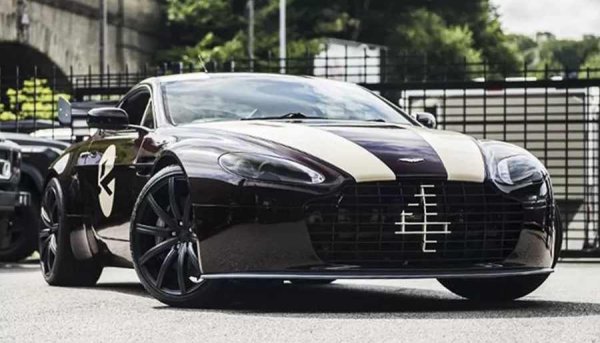 В Kahn са особено привързани към преосмислянето на британските класики, а Aston Martin Vantage е един от ранните проекти за суперавтомобили. Колата има аеродинамичен комплект в състезателен стил, включително задно крило GT4, а радиаторната решетка е украсена с историческото "4", напомнящо за по-старите състезателни автомобили Aston Martin.
