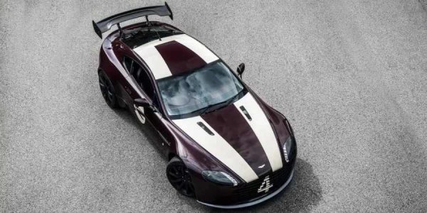 За да се гарантира, че V8 двигателят с мощност 380 конски сили звучи наистина изразително, е монтиран емблематичният ауспух Kahn с черни накрайници. Произведени са само два Vantage Kahn GT, което прави практически невъзможно да се види такъв на живо.
