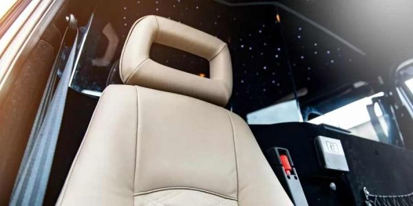 Таванът със "звездно небе" е директен намек за опциите на Rolls-Royce, както и кремавият кожен салон. Екстериорът на таксито обаче е далеч по-семпъл и струва значително по-малко: в момента един модел е обявен на уебсайта на Kahn срещу 69 999 паунда.
