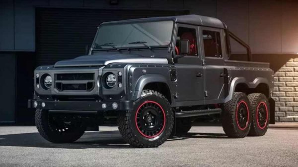 Сами по себе си шестколесните пикапи са впечатляващи, а още повече във вида на преосмислена британска икона. В конфигурацията 6x6, Defender запазва и дори подобрява своите офроуд възможности, като в същото време става забележимо по-бърз благодарение на 6,2-литров V8 LS двигател, произвеждащ 430 к.с.
