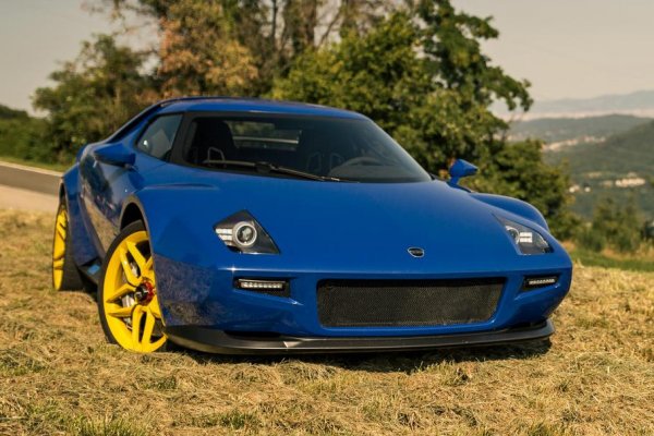 През целия си живот спортната кола Lancia Stratos винаги е била неразривно свързана с Ferrari. Рали-версията Stratos HF е оборудвана с 2,4-литров V6 с индекс 135B, който е взаимстван от Ferrari Dino. През 2010 г. компаниите Brose Group и Pininfarina дори правят опит да възродят модела, като показват New Stratos с карбонова каросерия.