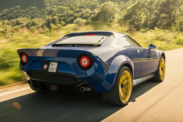 За разлика от предшественика си, новият Stratos получава V8 двигател от Ferrari F430 Scuderia. Този мотор също е от серията F136, като получава собствен индекс ED. На New Stratos той развива 548 к.с. и 519 Нм въртящ момент. Уви, от планираните 25 машини са произведени само три, като една от тях беше продадена аукцион през януари 2020 г.