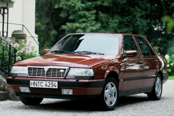 В края на 80-те години на миналия век светът е завладян от модата на бързите и мощни седани. BMW предлага M5, а Opel - Lotus Omega. В Lancia решават да играят на едно и през 1988 г. започва производството на седан Thema с двигател F105 L от Ferrari 308. Моторът с обем 3,0 литра развива 215 к.с., а обозначението 8.32 означава 8 цилиндъра и 32 клапана. На покрива на колата има активен спойлер, който се активира с натискане на бутон в салона.