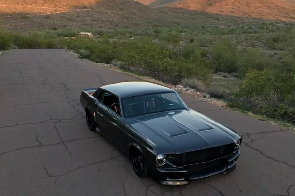 Преминаваме към безумните тунинг-проекти, като първият от тях е Project Corrupt, който представлява Ford Mustang от 1968 г. с 8-цилиндров агрегат F136 E от Ferrari F430. За да може двигателят на средномоторното купе да бъде преместен под капака на масъл-кара, компанията American Legends използва изпускателен колектор у Ferrari California.