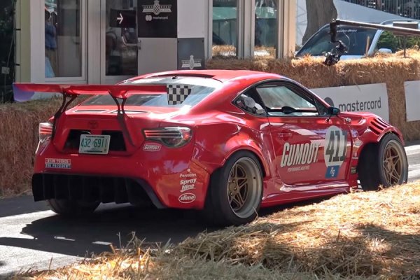 Налага се, част от предното стъкло на японското спортно купе да бъде изрязана, да се подмени радиатора и да се преработя голяма част от елементите. Всичко това води до увеличение на цената, като в крайна сметка доработките се оказват по-скъпи от цената на самата GT86. В крайна сметка, полученият автомобил получава името GT4586, боядисан е в ярко-червено и отива да щурмува трасетата за дрифт по света. 