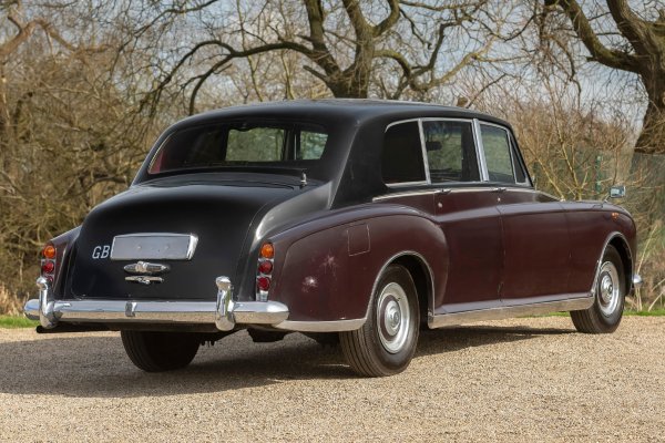 До края на 70-те години Phantom е оборудван с 6,2-литров V8 двигател с обем 6,2 литра, след което е оборудван с 6,75-литров, като и в двата случая скоростната кутия е автоматична. 
