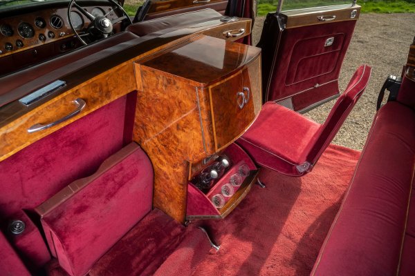 Зад външния блясък се крият архаични решения - задно зависимо окачване с листови ресори и барабанни спирачки на двата моста. Но на кого му пука, когато става въпрос за Rolls-Royce?
