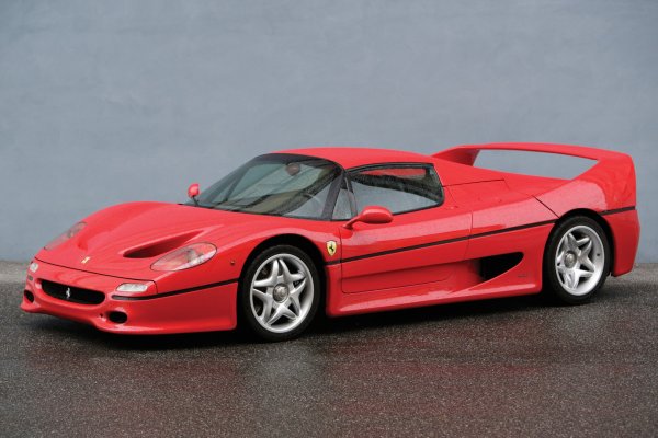 Всяко следващо поколение на автомобил на Ferrari прави скок напред спрямо предшественика си, но в случая с F50 нещата не се получиха. Суперколата F50 със средно разположен двигател беше засенчена от страхотния си предшественик - F40, когато дебютира през 1995 г. 