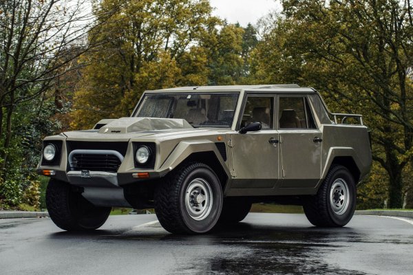 През 70-те години на миналия век италианската марка се опита да навлезе на пазара на военни SUV, но не успя. Американските клиенти не харесаха екзотичния прототип Cheetah със задно разположен двигател и дадоха зелена светлина на легендарния Humvee от AM General. Идеята обаче беше частично полезна при реализацията на серийния супер SUV LM002, който е подобен на Cheetah, но двигателят е разположен отпред. 
