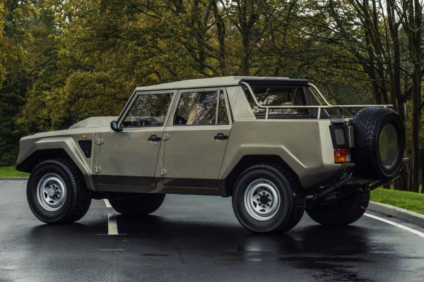 Компанията не губи време в избора на задвижващ агрегат и избира 5.2-литров V12 с 456 к.с. от купето Countach. Ясно е, че огромният работен обем, собственото тегло от 2,7 тона и тухлената аеродинамика не допринасят за горивната ефективност.