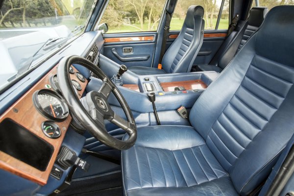 Тези, които мечтаят за екзотично превозно средство за всички терени, най-вероятно не мислят за разхода, а за способностите на машината да минава през всякакви места. Това става благодарение на система за задвижване на всички колела с блокировки на трите диференциала и независимо окачване.
