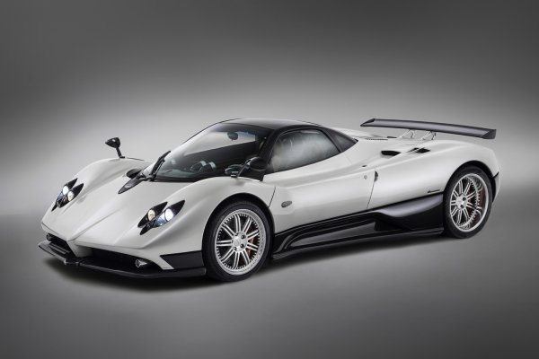 Семейството суперколи Zonda със средноразположен двигател включва различни модификации, включително R, която е предназначена за писта и се отличава значително от „пътните“ модели. 