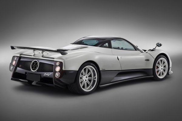 Що се отнася до версията F, тя е кръстена на петкратния шампион във Формула 1 - аржентинеца Хуан Мануел Фанджо, и също има свои собствени характеристики. 
