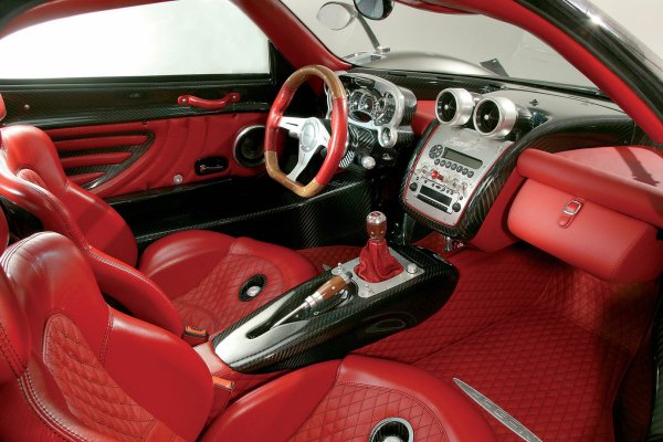 7,3-литровият V12 AMG двигател развива 602 к.с. при купето и е форсиран до 650 к.с. в случая на Zonda Roadster F. Карбонови влакна, титан и алуминий са широко използвани в конструкцията на автомобила. Тиражът на Zonda F е 50 бройки.
